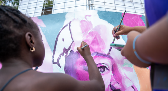 Création d’une fresque autour du féminisme, le 18 juillet, avec la Caravane de lutte contre les discriminations. © Vincent Coutin